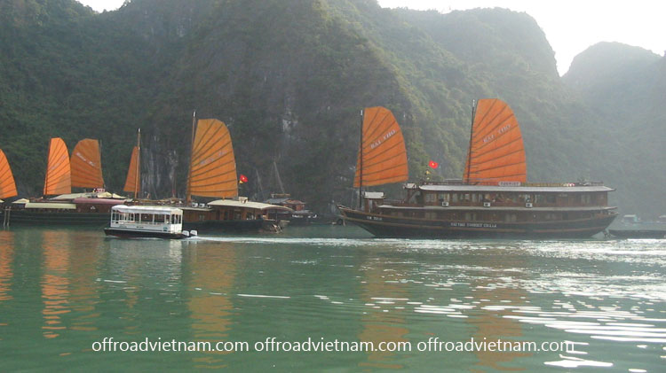 Boat cruise in Halong Bay with group tours